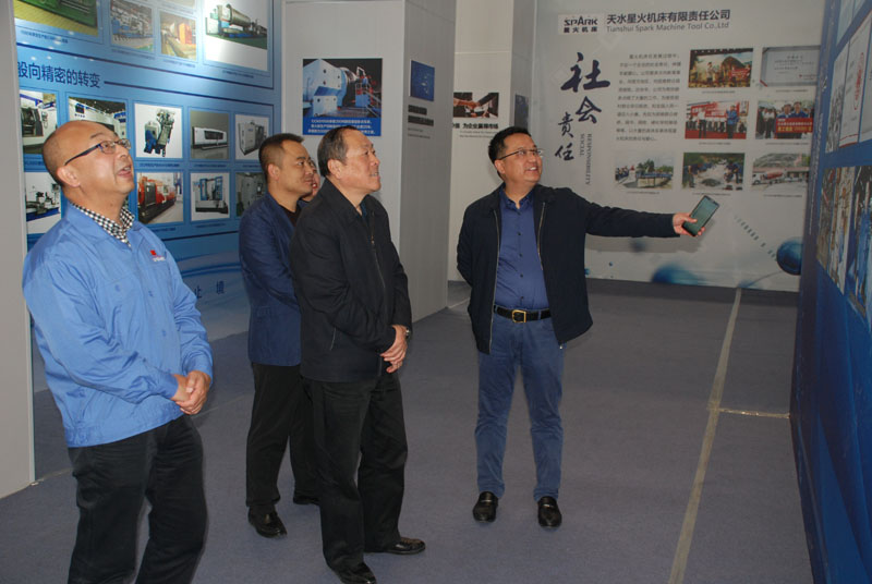 天水市總工會領(lǐng)導(dǎo)調(diào)研星火機(jī)床公司職工技能素質(zhì)提升工作