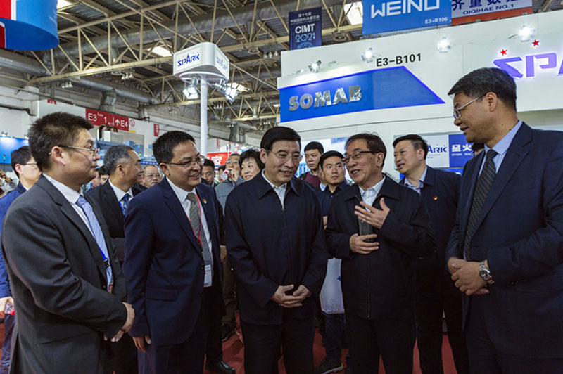 第十六屆中國(guó)國(guó)際機(jī)床展覽會(huì)在北京隆重開(kāi)幕，工信部部長(zhǎng)苗圩蒞臨星火機(jī)床公司展臺(tái)參觀指導(dǎo)