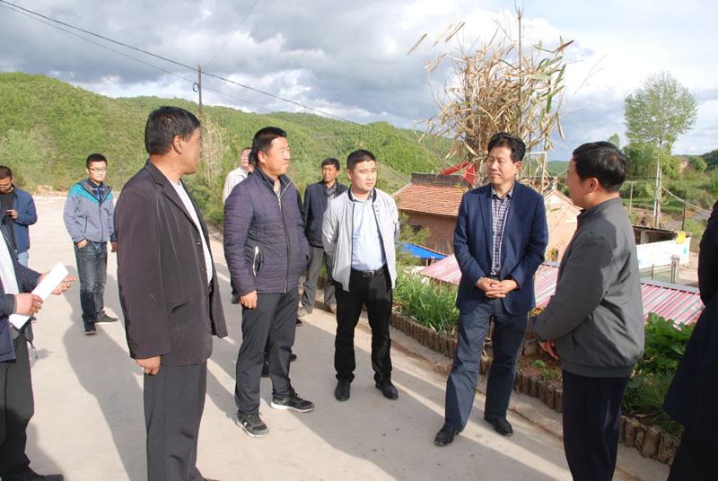 市政協(xié)主席張明泰調(diào)研清水縣扶貧攻堅(jiān)進(jìn)展，星火機(jī)床公司匯報(bào)為幫扶村所做的具體工作