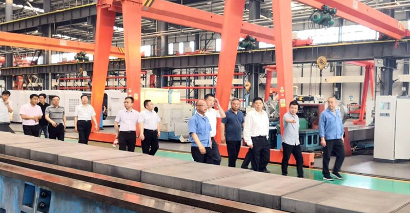 中國(guó)中車集團(tuán)領(lǐng)導(dǎo)一行來(lái)星火機(jī)床公司參觀考察