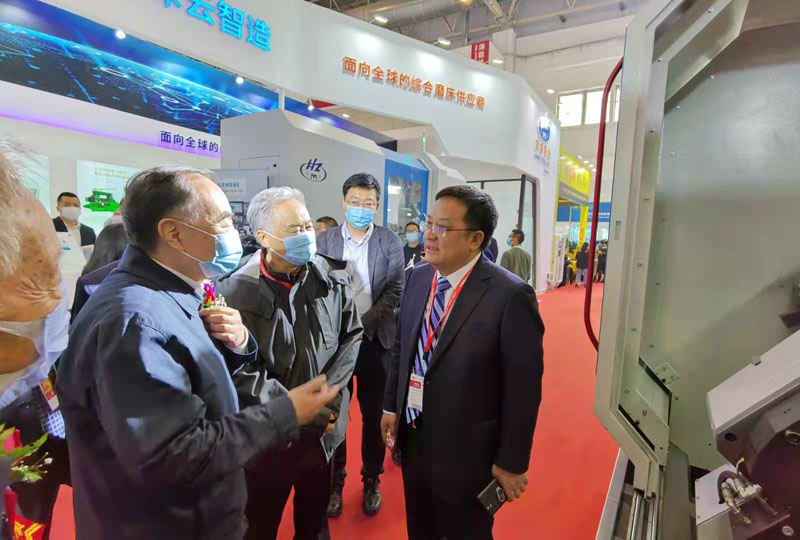 中國工程院院士周濟(jì)盧秉恒蒞臨星火機(jī)床公司展臺(tái)參觀