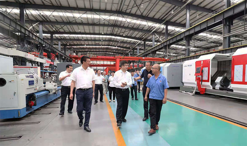 甘肅銀行董事長(zhǎng)劉青來星火機(jī)床公司調(diào)研