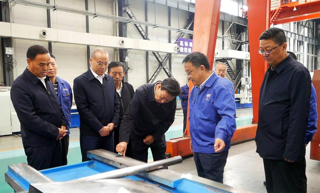 副省長(zhǎng)陳得信到星火機(jī)床公司調(diào)研