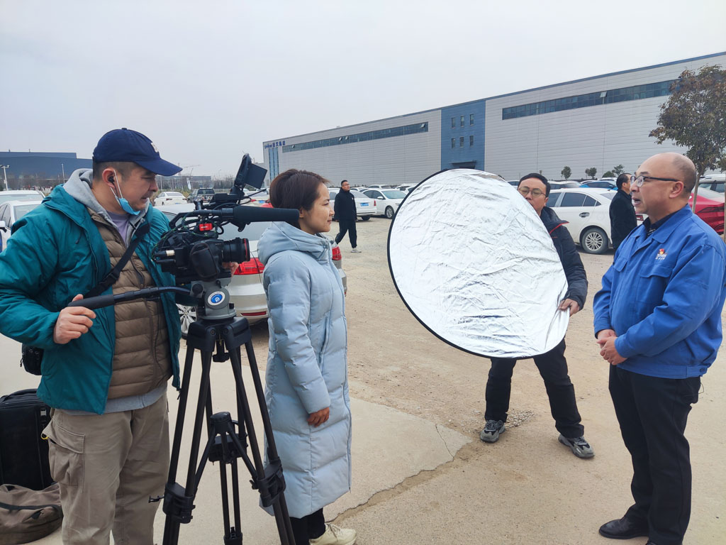 央視攝制組來星火機(jī)床公司拍攝紀(jì)錄片