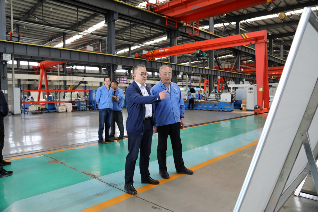 甘肅省政府參事室主任王虎中在星火公司調(diào)研