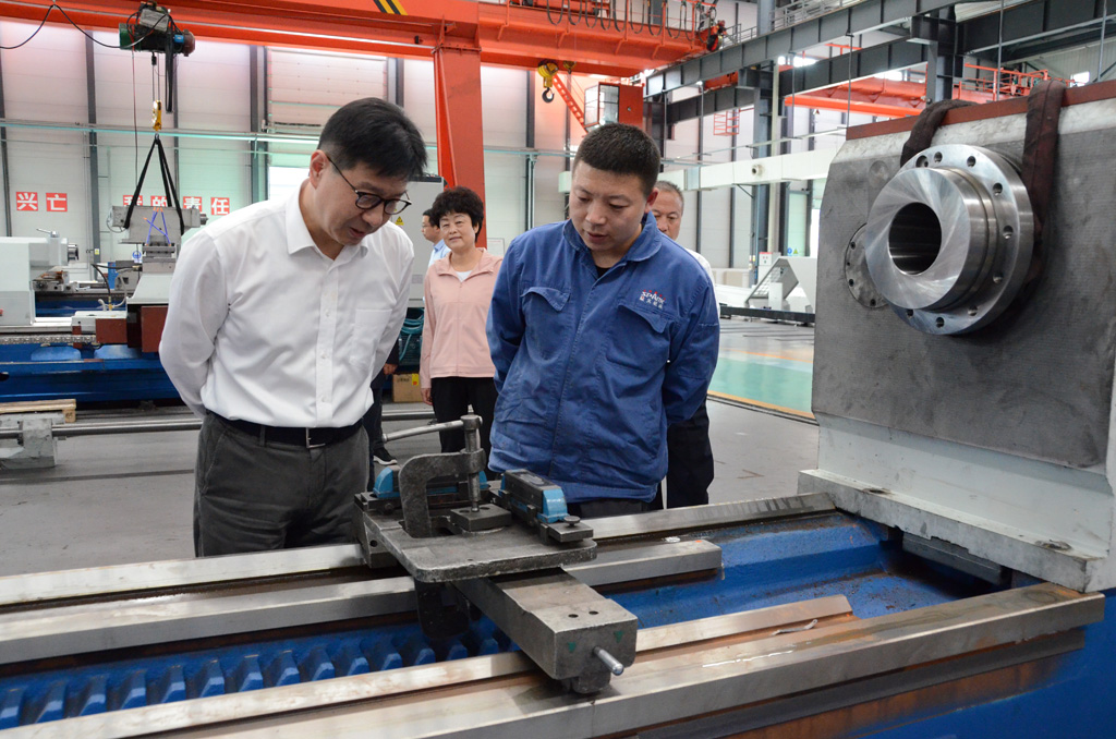 甘肅省委常委  副省長張錦剛在星火機(jī)床公司調(diào)研