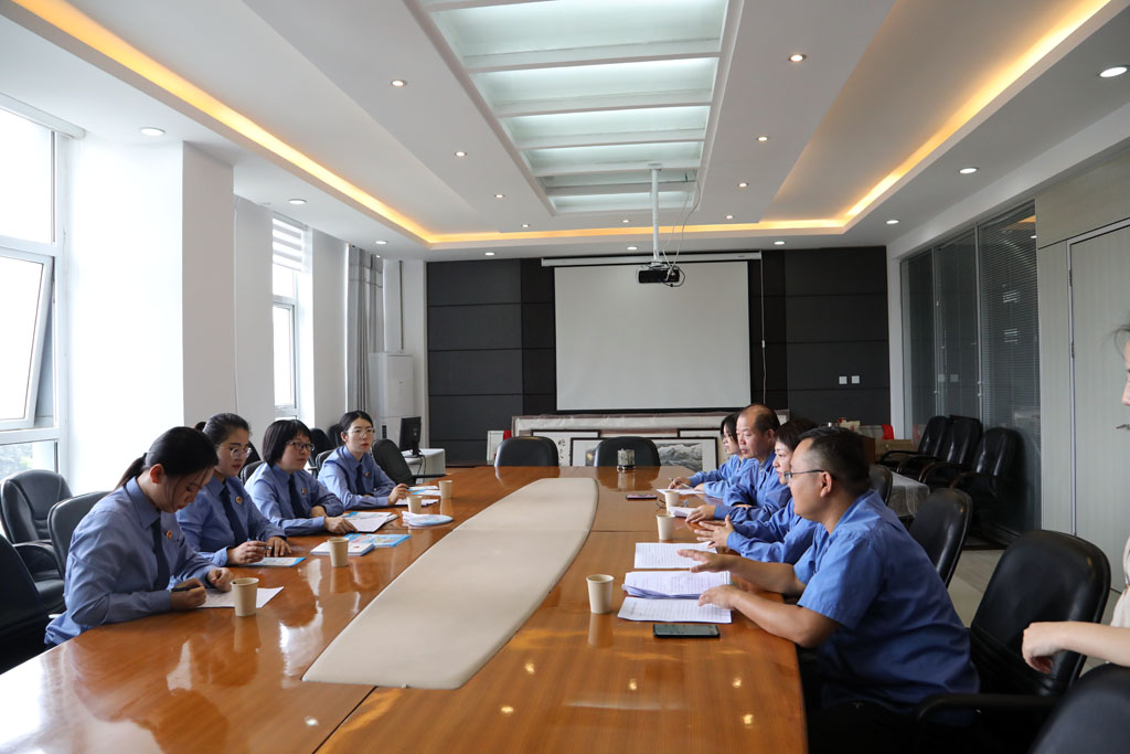 天水市人民檢察院楊芳一行來星火機(jī)床集團(tuán)公司開展送法進(jìn)企業(yè)活動(dòng)