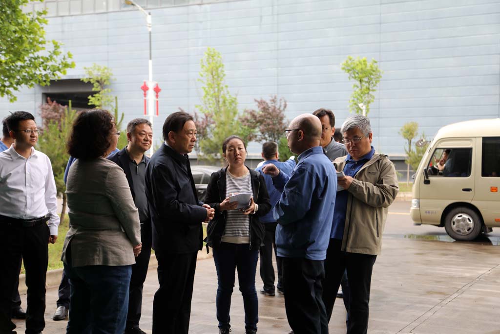 經(jīng)濟(jì)日?qǐng)?bào)社調(diào)研組來(lái)星火機(jī)床公司調(diào)研