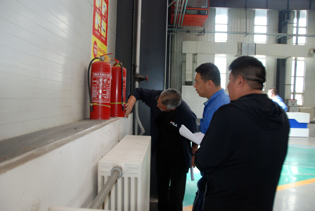 市應急管理局領導檢查星火數(shù)控安全生產工作