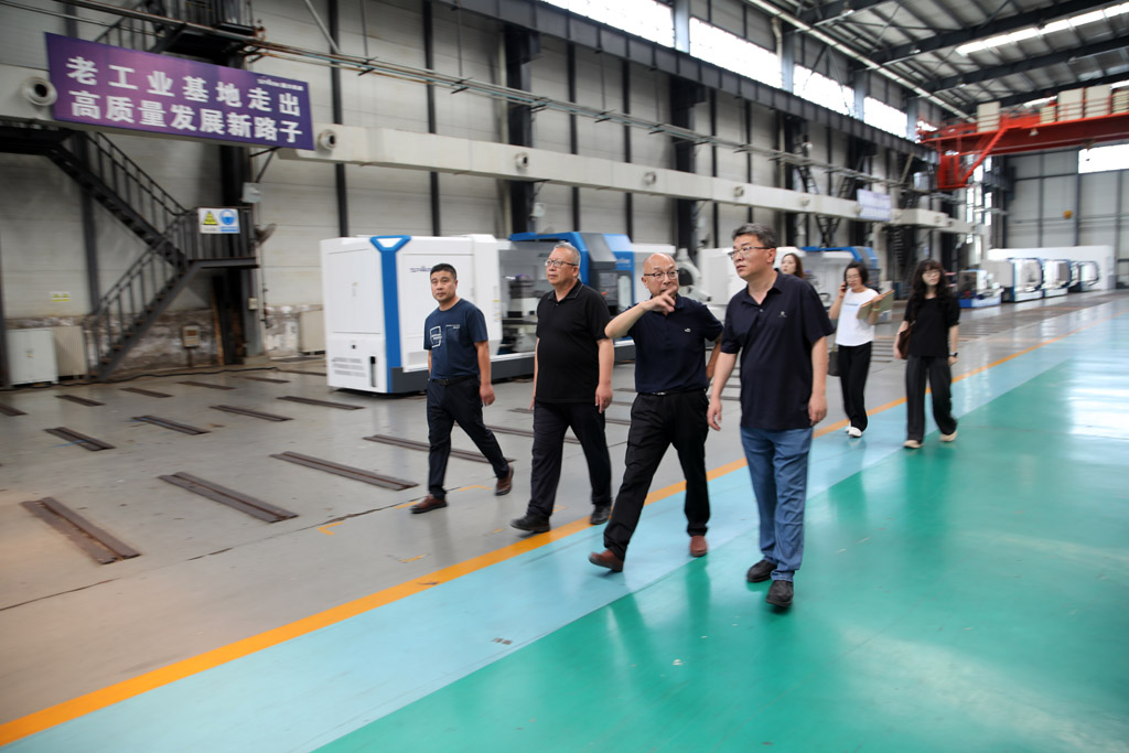 甘肅國(guó)投集團(tuán)來(lái)星火數(shù)控公司開(kāi)展“夏送清涼”慰問(wèn)活動(dòng)